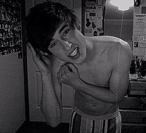Tyler Xavier Stylinson, I go by ty. I'm 15 and single. I'm half vampire half human. I'm Bi. Single. I'm the 1st born Stylinson. I love ♪♪♪