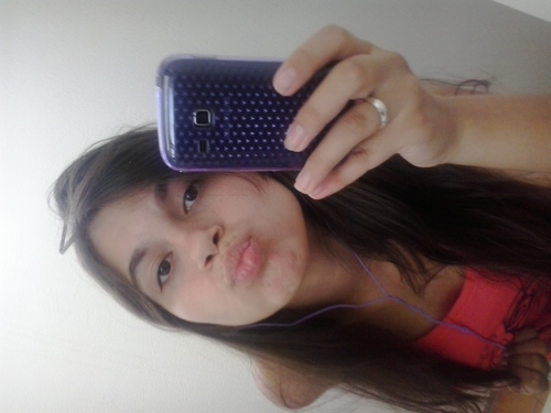 tenho 18 anos, ariana, ciumenta, colorada, brincalhona, alegre, as vezes muito doida(só as vezes)