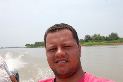 Júnior Teixeira, 30 anos, estutante de Marketing, Casado (Léa M. C. C. Teixeira), moro em Corumbá-MS, Trabalho no Comercial do Jornal Diário Corumbaense.