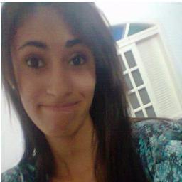 Ela é diferente, ela é engraçada, é inteligente e também é bem-humorada ♪