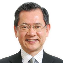 成城大学非常勤講師。関東学院大学非常勤講師。日産自動車で30年以上に亘り海外関連業務に携わり、海外駐在歴10年。上智大学外国語学部英語学科卒。インディアナ大学経営大学院MBA。TOEIC 990点。英検１級。英語発音指導士。