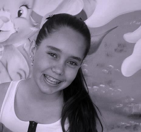 amoo jogar futebol, comer, sou divertida e legal