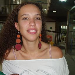 Llevo pendientes pero no soy afeminada, hago fusiones pero no soy cheff. Eso si, doy besos como panes. ¿Quieres recibir?. Caraquista como toda la familia.