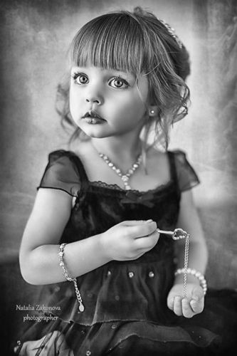 Mew ish Quinty..~6 years~ Mew ish a real pwincess~very well behaved~ (her mother the Queen got kidnaped then murdered,Father already died before that){Multi RP}