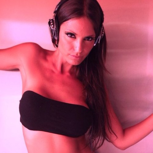 Está cuenta dedicada a apoyar hasta el último BEAT de nuestra Dj @CARLAMISKOV ! :) Admin: Dulce!