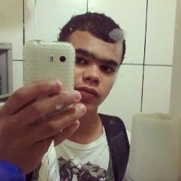 Divertido, chato, inteligente, ciumento... muito ciumento!! amigo e apaixonado =) Pergunta aí?? http://t.co/14qTeSbV
