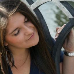 lushfissuree's profile picture. На семейных праздниках девочка, знающая пару стихов и умеющая открывать пиво глазом, вообще не отходит от родительского стола.