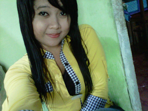 Cantik , baik , tidak shombong , rajin menabung , dan murah senyum :D