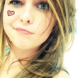 Amo pizza,coca,doritos,chocolate e meus queridos animais!Amo minhas amigas e minha family!*-*