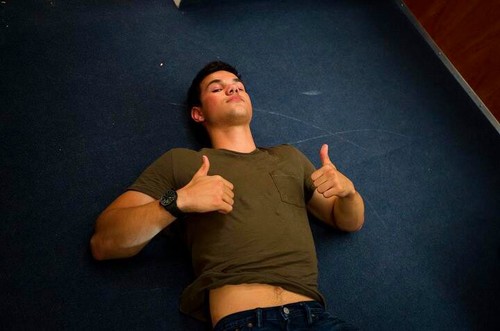 Hey im Luis Taylor Lautners Twin Brother Um i Love Rocky Blue xo