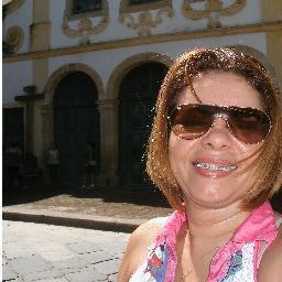 Alegre! Abençoada por Deus. Gosto de cinema, músicas, teatro; E cozinhar!