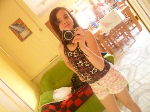 10 anos ,gosto de me divertir tenho muitos amigos e amo minha familia''