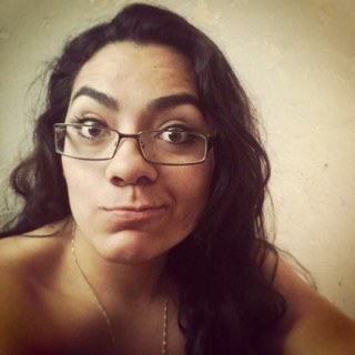 diseñadora,bipolar,locutora,dramática y soñadora..adoro dormir en sus brazos y despertar con sus besos 3