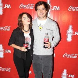 Amo con todo mi ser a @p_lanzani y @laliespos ... Soy #Laliter y #Thiaguella a muerte y por eso cree este twitter dedicado a ellos ♥ ☺