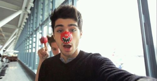 Hey! 1D, they're all i want, they're all I need, they're Everything 3 MILEY is the perfection :) candies, peace & love *-*