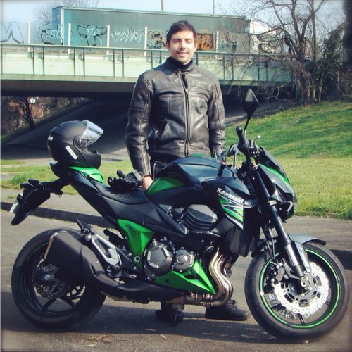 Thomas, de http://t.co/1EAxSOGsp0, blog perso moto d'un Roule Toujours. Echange d'informations et d'expériences. Observateur de la vie en deux-roues. #versys650