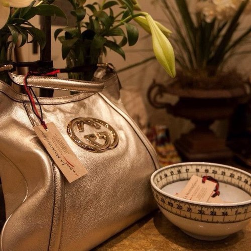 EtLaMaison's profile picture. La Maison et La Femme is a luxe recycled consignment boutique, specializing in international and local designers for clothing and accessories.