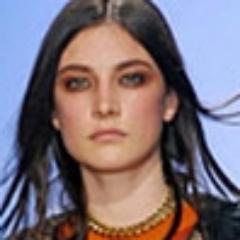 Resido en España y trabajo en moda. También estoy estudiando diseño. Me interesan los negocios por internet.