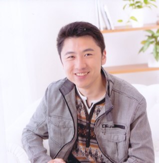 大学三年時に統合失調症を発病。それでも大学院の修士課程を卒業する。卒業後寝たきり状態だったが、いざ日雇い派遣に飛び込んで今があります。前の会社は7年勤めましたが、燃え尽きてしまい、休職生活に。そして2019年4月復職が決まり、新たなステージへ。統合失調症ネットラジオこころらじお代表、某官庁チャレンジ雇用第１号