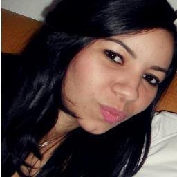 Costumo fazer exatamente o contrário do qe a maioria das garotas da minha idade fazem...Sou esquisita e diferente, mais me sinto feliz sendo assim (8)
