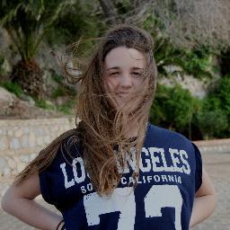 Estudiante de 2 Bach con ganas de descubrir más y ver lo que la vida me tiene preparado pero siempre a su lado. Enamorada desde el primer dia que te vi.