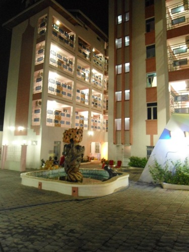 logement, restaurant, piscine et terrasse.