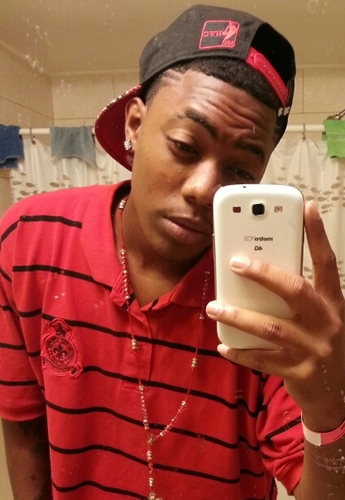 D Latimore follow me ill follow back chillin wit the fam hit me up ill holla back