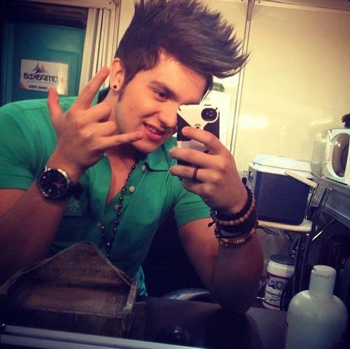 Luan Santana ,Eu Vou Estar Te Esperando Nem que Já Esteja Velhinho Gagá http://t.co/CttpBbWEhH