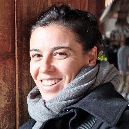 Traductora. Trabajo en comunicación. Me gustaría ser más eco, pero es muy difícil no moverse es coche