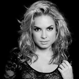 Mais De Mil Sorrisos Por Esse Mundo, E Eu Escolhi O Mais Belo De Todos, Eu Escolhi O Seu Lua Blanco (@Lua_Blanco).