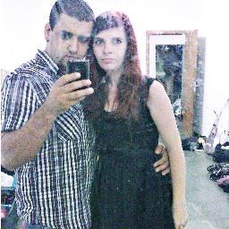 Tem feitiço nos olhos, magia no sorriso
Quando vem maravilhosa, parecendo santa
Menina faceira, fera no cio
Que chega e causa overdose de tanto desejo (: