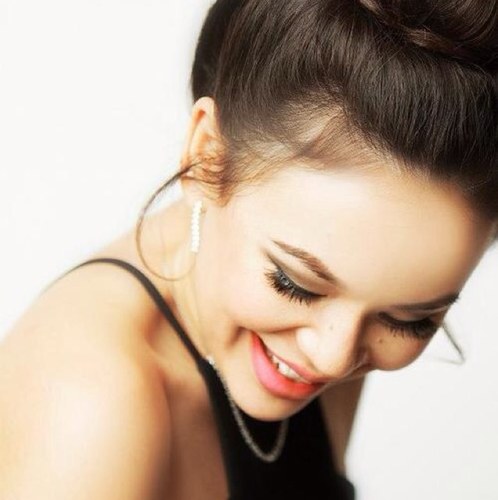 Mona Vanderwaal.
My pretty smile hides many dark secrets.
Lying is my favorite sport.
Don't get fooled too easily.
 obsessed with dolls.
[single] [RP]