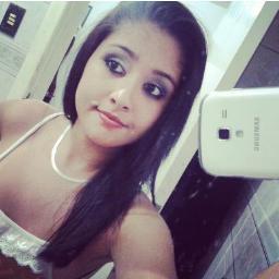 Flamenguista, 16 anos, alegre, chocólatra, apaixonada, ciumenta, bem humorada, impulsiva, canceriana, explosiva..