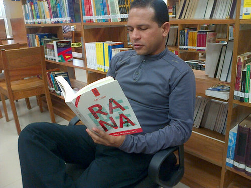 Poeta, bibliotecario, lector de medianoche, amante del pensamiento.