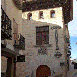 Antiguo Palacio Medieval del s. XVI, situado en pleno centro de la ciudad, transformado en hotel en los años 60, y recién renovado en 2013.