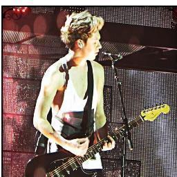 ciao a tutti i miei idoli sono i ONE DIRECTION e non me ne vergogno a dirlo , non giudicarmi per questo