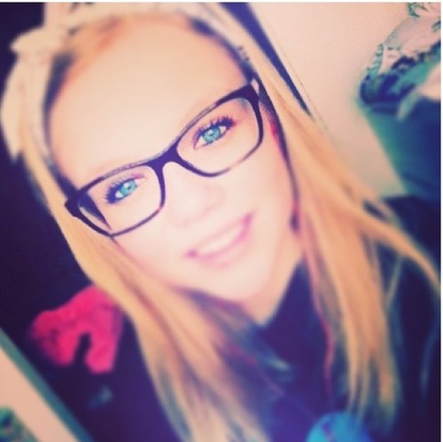 | My best ; @luna_karantonis and @frederique_xox | Nehalennia H2D | Taylor lautner ❤| Friend and Familie are my everything | oke kusjes| .