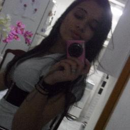Estudante de Marketing,Modelo,Cantora,Compositora é Guitarrista