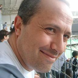 Prof. Escola de Música UEMG; Bacharel Violão; Especialista em Didática Musical, Mestre em Práticas Musicais, Doutorando em Ed. Musical, violonísta, guitarrísta.