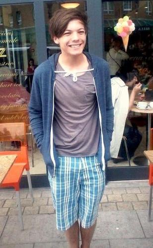 Larry_Proof__'s profile picture. We need to prove that Larry is real