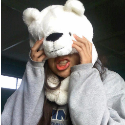 Hola soy yuyuniz soy muy chistosa bueno eso dicen  c: ijijij me gusta la musica de Against The Current y mmm eso xauu