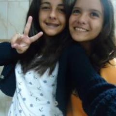 Não se engane, com abraços ,com sorrisos.Pois os falsos também sabem fazer isso. Demi Lovato