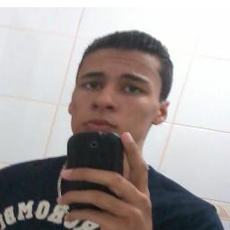 Se existir pessoas melhores do que você não se preocupe, ninguém é melhor do que ninguém. Se preocupe mais com as que estão tentando tomar seu lugar.