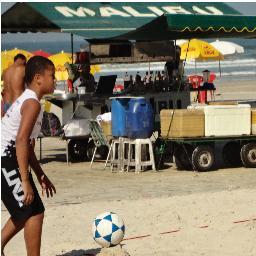 jogando futebol no bom de bola