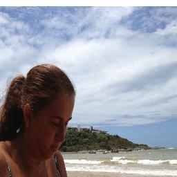Não importa a cor do céu, quem faz o dia bonito é você.