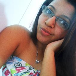 - Sou várias coisas . Boba , irritante , chata , sentimental , grossa , ciumenta , chorona , fria,DOIDAAA.. Mas uma coisa que não sou , é falsa ;) ♥