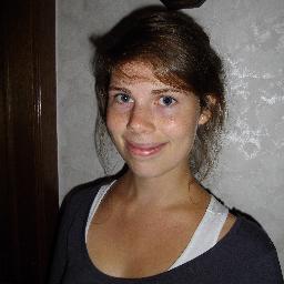 Studeerde Criminologische Wetenschappen, KU Leuven. Coördinator bij Soprim@ en begeleidster bij Vzw De Lork. Leeftijd 25 jaar.