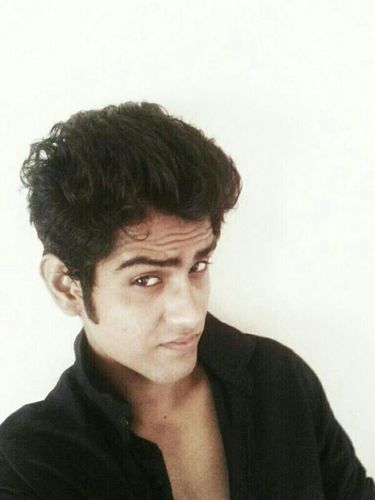 smith_kunal's profile picture. like tweeting playn ps my guitar n u guys ;)