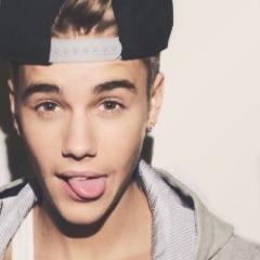 I love Justin Bieber,Justin is my idol,hero umm i love you so much 33