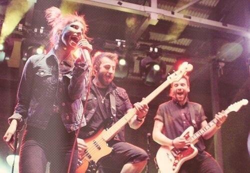 It's all about Paramore. Updates, jokes, pics etc. 
Owner: @poocaso Co-owners: @para_avril @FuckyeahRacheel